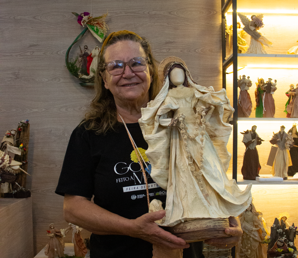 A artesã goiana Fatinha transforma palha de milho em delicadas esculturas sacras. Foto divulgação