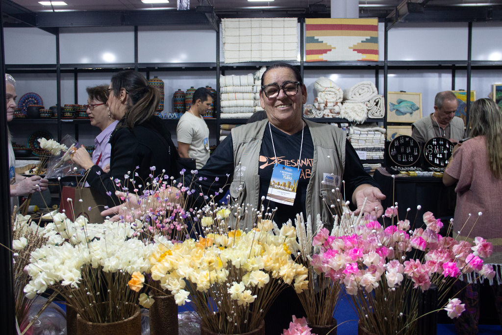 A capixaba Cristina Lauterman transforma escamas de peixe em delicadas flores ornamentais, unindo sustentabilidade e sofisticação. Foto divulgação