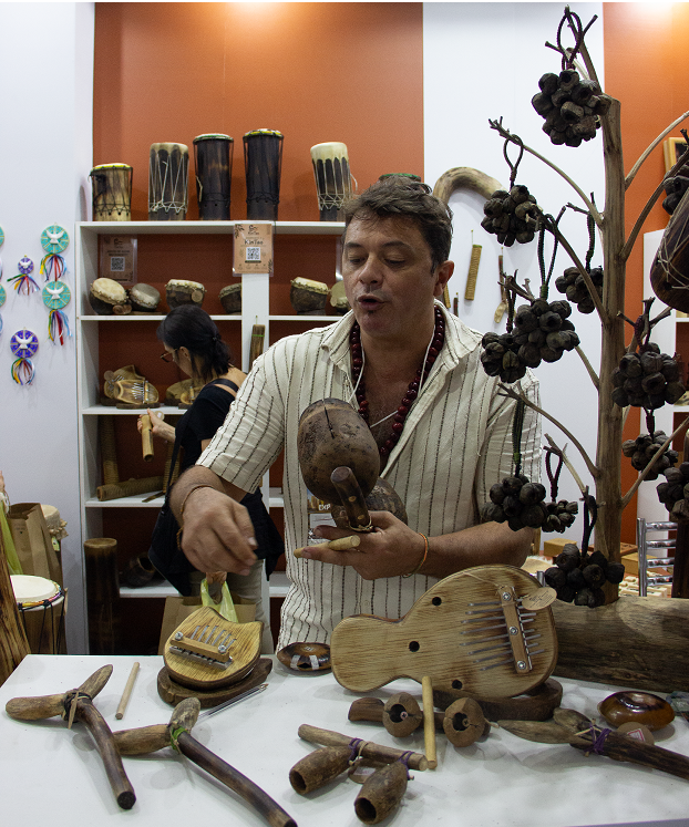 De Iguape, no litoral paulista, o artesão Fernando Guiginski transforma sementes e madeiras em instrumentos autorais. Foto divulgação