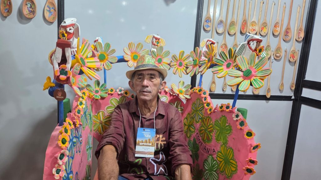Do sertão de Alagoas, Mestre Jasson Artesão faz cadeiras ornamentadas que já foram vendidas a diversos países. Foto divulgação
