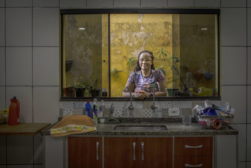 SÃO PAULO, SP, BRASIL, 11.09.2023: Retrato da escritora Lilia Guerra, que lança um romance importante pela Todavia: "O céu para os bastardos". A autora foi fotografada em sua casa em Cidade Tiradentes, periferia de São Paulo. (Foto: Bruno Santos/Folhapress)