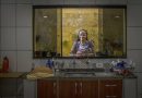 SÃO PAULO, SP, BRASIL, 11.09.2023: Retrato da escritora Lilia Guerra, que lança um romance importante pela Todavia: "O céu para os bastardos". A autora foi fotografada em sua casa em Cidade Tiradentes, periferia de São Paulo. (Foto: Bruno Santos/Folhapress)