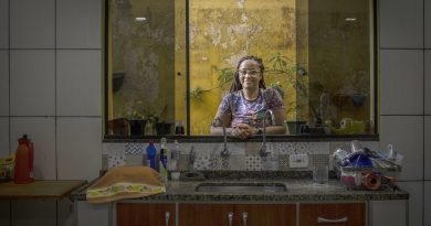 SÃO PAULO, SP, BRASIL, 11.09.2023: Retrato da escritora Lilia Guerra, que lança um romance importante pela Todavia: "O céu para os bastardos". A autora foi fotografada em sua casa em Cidade Tiradentes, periferia de São Paulo. (Foto: Bruno Santos/Folhapress)