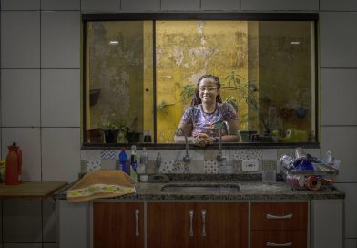 SÃO PAULO, SP, BRASIL, 11.09.2023: Retrato da escritora Lilia Guerra, que lança um romance importante pela Todavia: "O céu para os bastardos". A autora foi fotografada em sua casa em Cidade Tiradentes, periferia de São Paulo. (Foto: Bruno Santos/Folhapress)