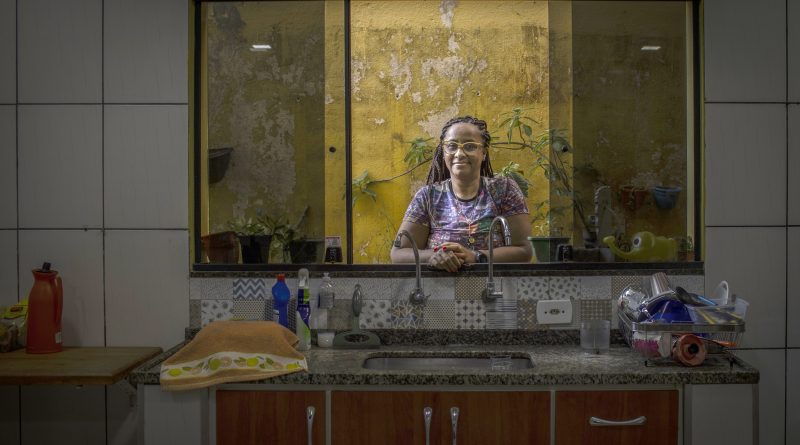 SÃO PAULO, SP, BRASIL, 11.09.2023: Retrato da escritora Lilia Guerra, que lança um romance importante pela Todavia: "O céu para os bastardos". A autora foi fotografada em sua casa em Cidade Tiradentes, periferia de São Paulo. (Foto: Bruno Santos/Folhapress)