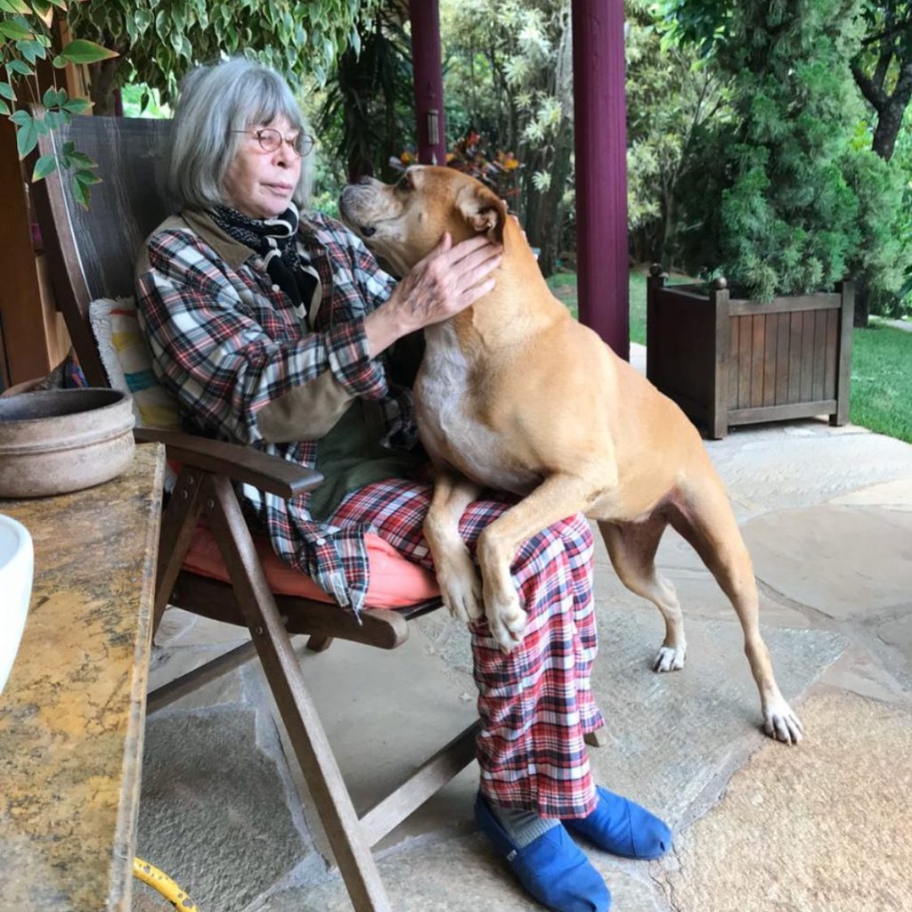 Rita Lee com sua cachorra Lola - 2020 - Acervo pessoal