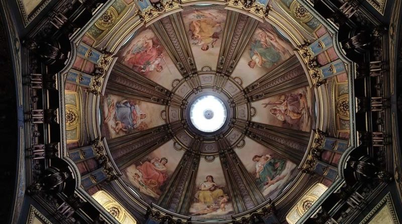 Cúpula da Igreja da Candelária - A decoração da cúpula foi realizada em fins do século XIX, com pinturas de João Zeferino da Costa e estuques de Alves Meira - foto Caio Reisewitz - IPHAN