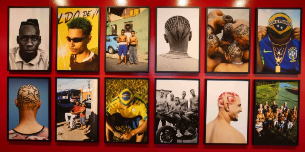 Detalhe da obra “CHAVOSOS® – A Barbearia Temporária“, 2026