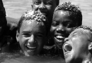 Crianças brincando no mar na Bahia. Foto Lita Cerqueira