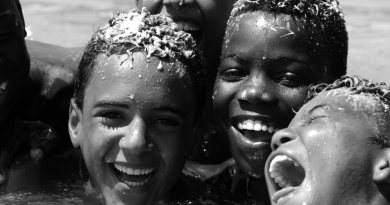Crianças brincando no mar na Bahia. Foto Lita Cerqueira