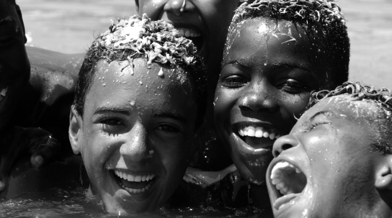Crianças brincando no mar na Bahia. Foto Lita Cerqueira