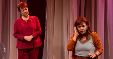 Nívea Maria e Regiane Alves em cena no espetáculo Querida Mamãe, na abertura do Festival, em São Paulo - Divulgação