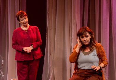 Nívea Maria e Regiane Alves em cena no espetáculo Querida Mamãe, na abertura do Festival, em São Paulo - Divulgação