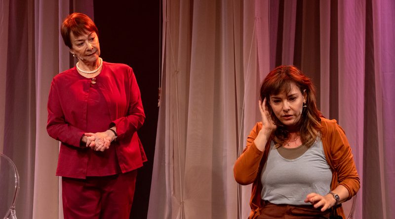 Nívea Maria e Regiane Alves em cena no espetáculo Querida Mamãe, na abertura do Festival, em São Paulo - Divulgação