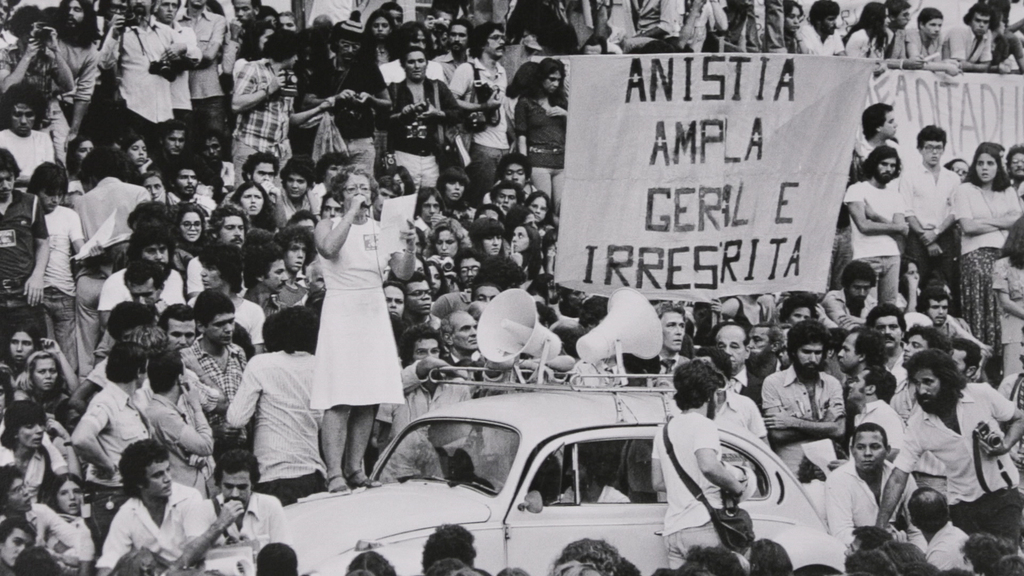 Fico te devendo uma carta do Brasil - Carol Benjamin