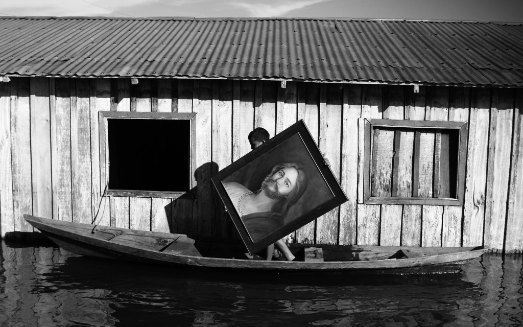 Cheia na comunidade de Nova Olinda , próximo ao munícipio de Iranduba - as famílias estão deixando suas casas e indo morar em flutuantes - foto Ricardo Oliveira/Em Tempo