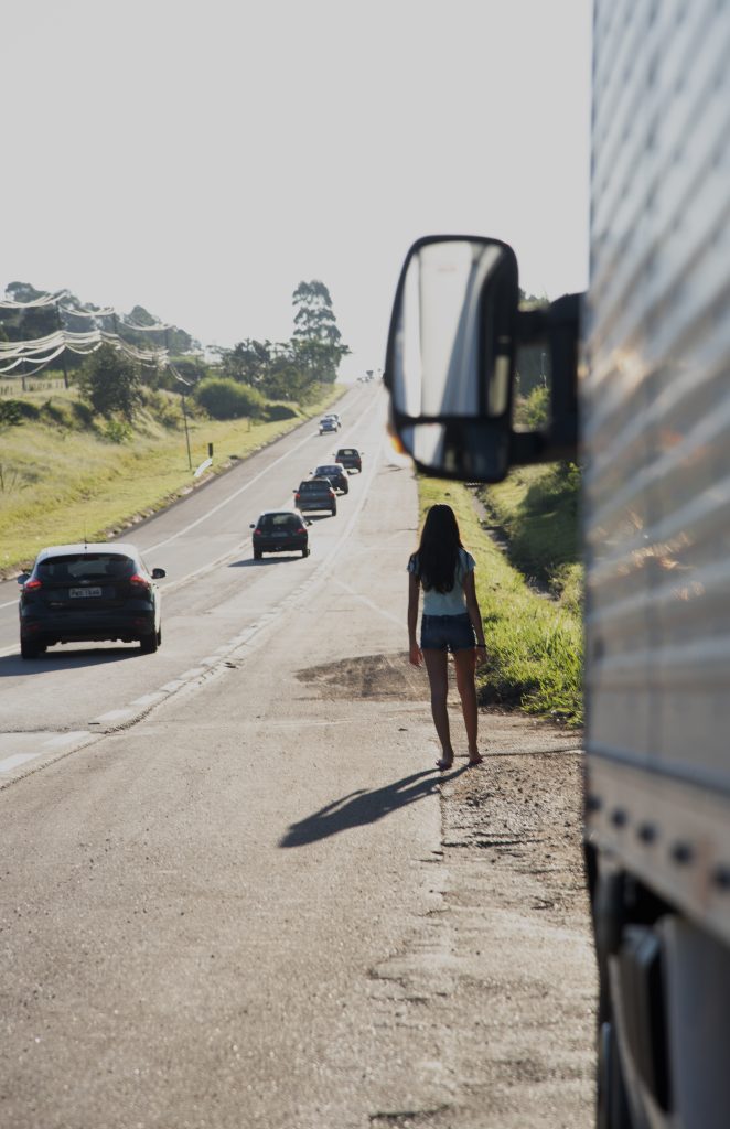 Filme Mundo Sem Porteira_menina e caminhão_Foto Mujica Saldanha