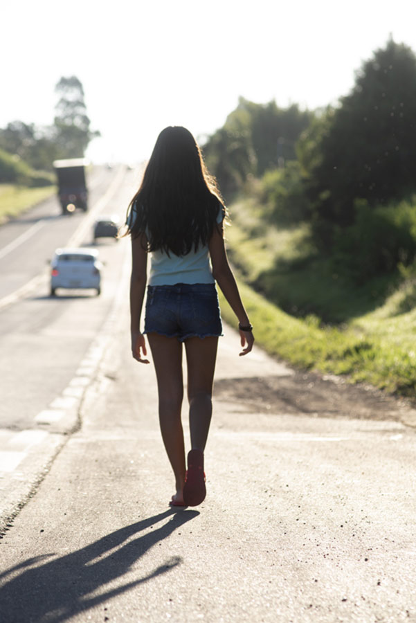 Filme Mundo Sem Porteira_menina na estrada_Foto Mujica Saldanha