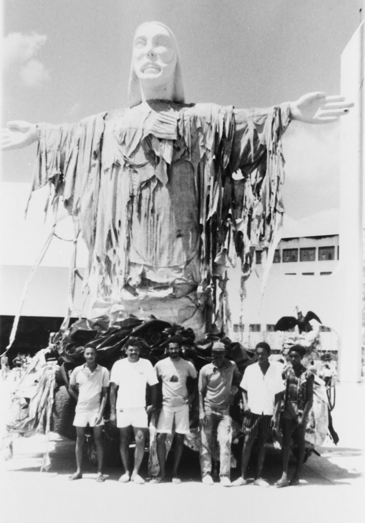 Fotografia de Valtemir Valle_bastidor do barracão do G.R.E.S. Beija-Flor de Nilópolis_Enredo Ratos e urubus, larguem minha fantasia (1989) de Joãosinho Trinta
