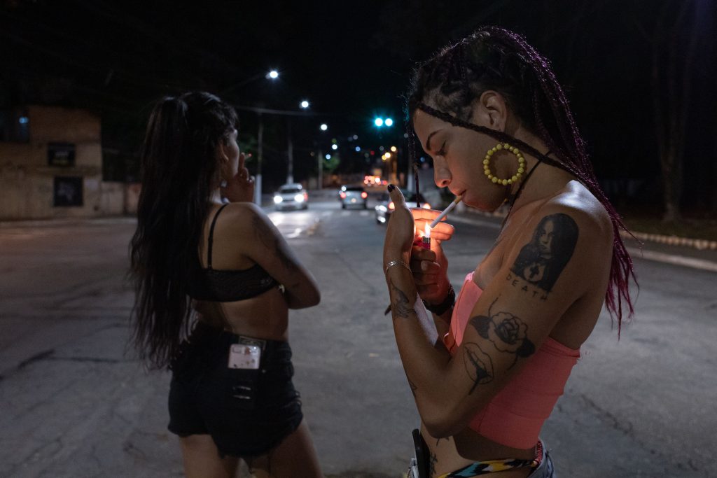 Celina and Bárbara work in Praça do Jaçanã, a sex work area near Casa Florescer II, where they lived together in 2020. Bárbara works as a sex worker only during financial emergencies. Both authorized the use of their images through a signed consent form.