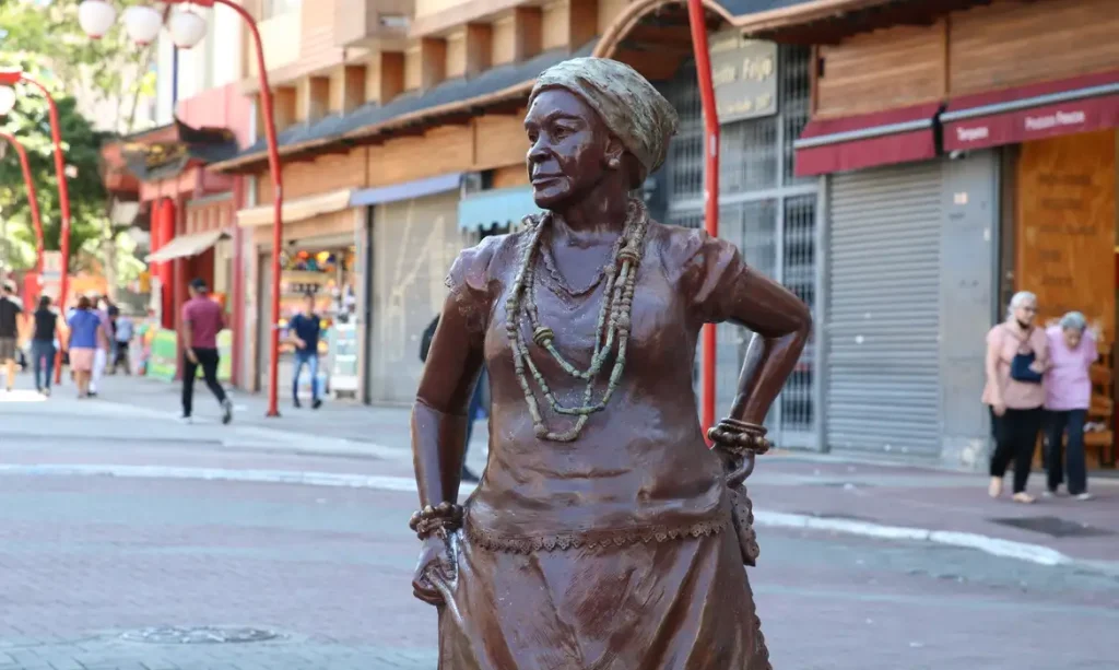 Escultura de Deolinda Madre, conhecida como Madrinha Eunice, no bairro da Liberdade, em São Paulo – Foto: Rovena Rosa/Agência Brasil