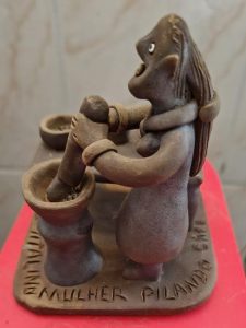 Mulher pilando caféLuiz Galdino de Caruaru, PE15 cm de altura