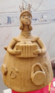 Mulher sanfoneiraNicinha de Alto do Moura, em Caruaru, PE26 cm de altura